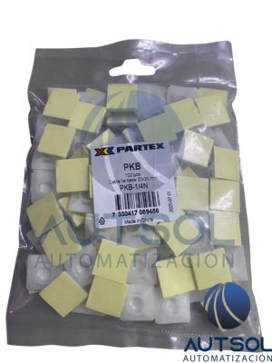 Base Adhesiva para Cinchos / Sujetacables Altech PKB-1/4N (Serie PKB) | Soporte de Montaje con Adhesivo y Orificio para Tornillo | Dimensiones de 20 x 20 mm | Para Cinchos de hasta 6.4 mm (1/4 Pulgada) de Ancho | Color Natural / Blanco | Material Nylon 6/6 Ignífugo | Paquete de 100 Piezas